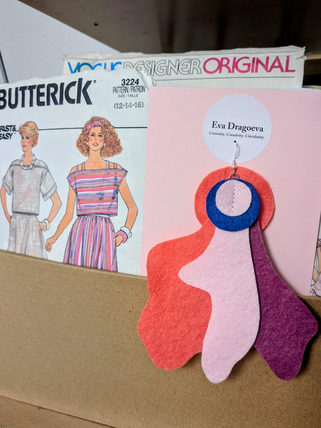 Single statement felt earrings in pink and blue