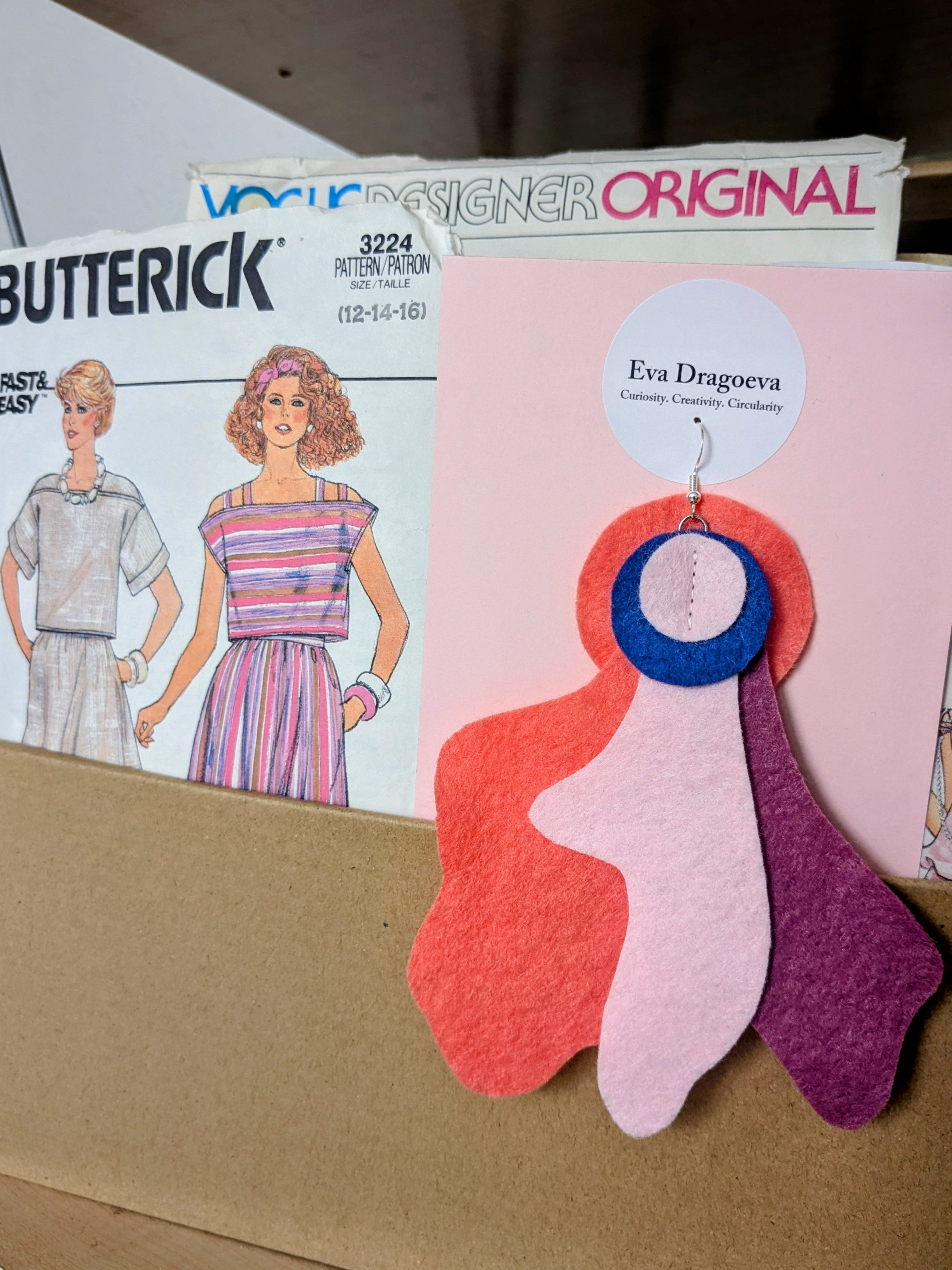 Single statement felt earrings in pink and blue