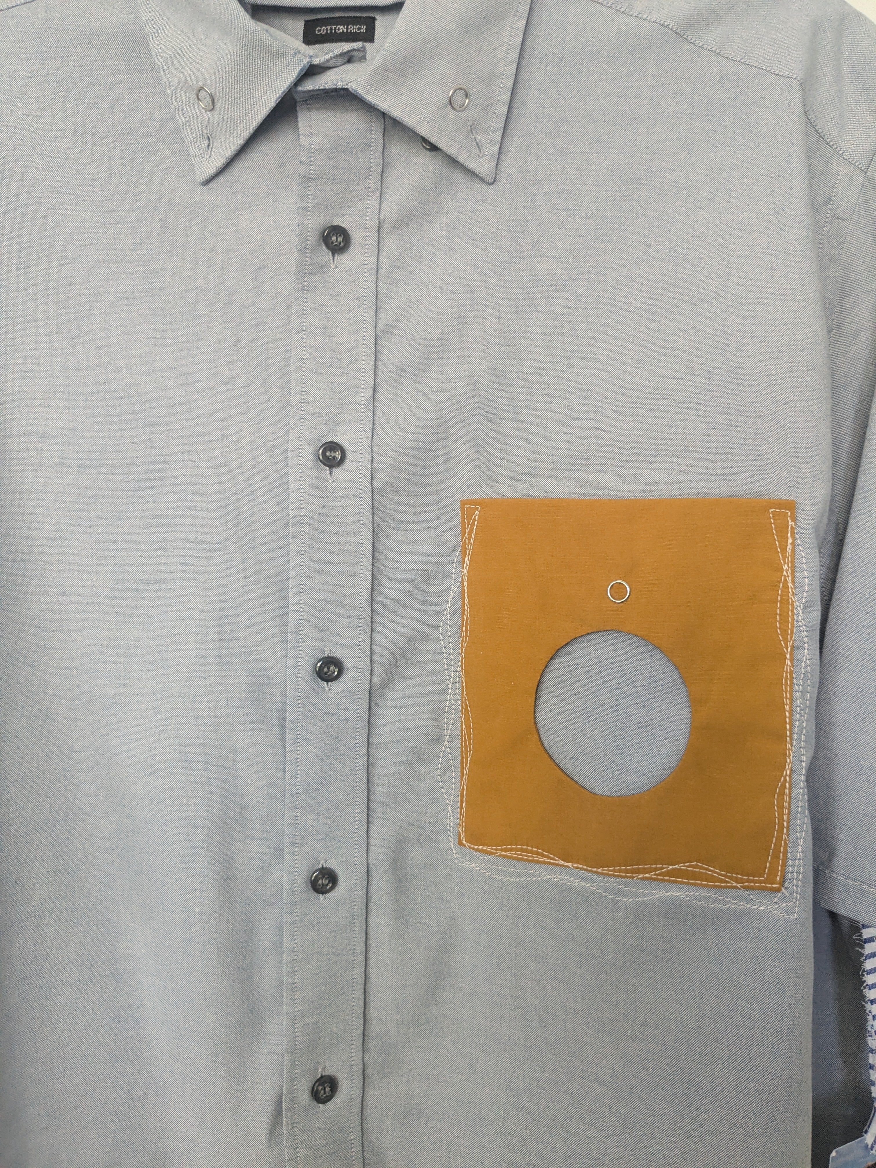Upcycled cropped light grey shirt with a cool geometric pocket