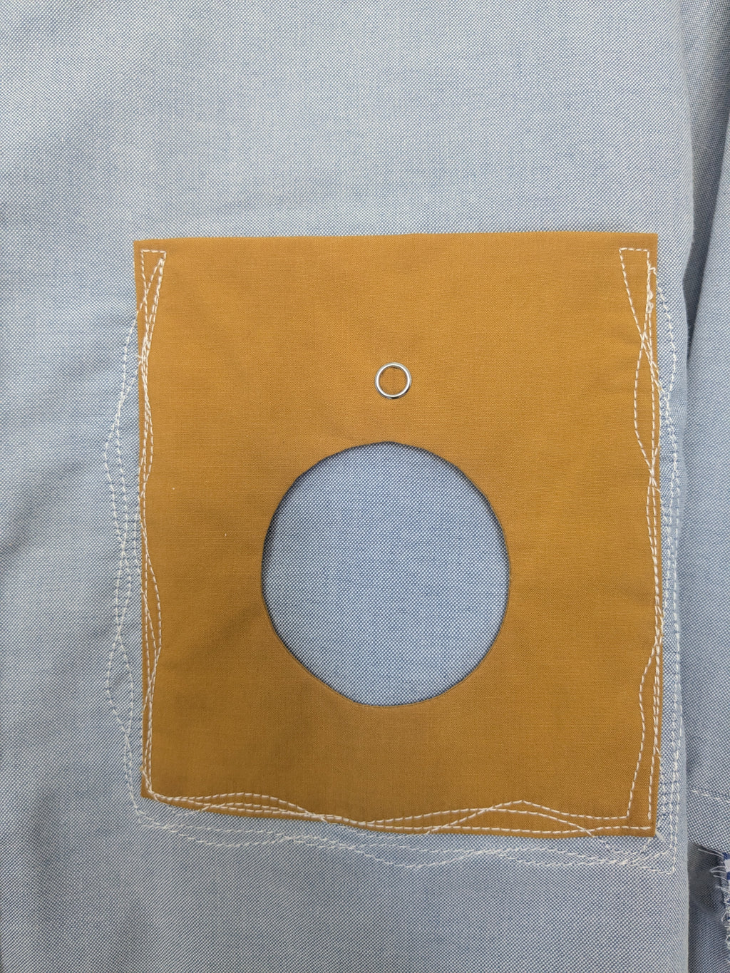 Upcycled cropped light grey shirt with a cool geometric pocket