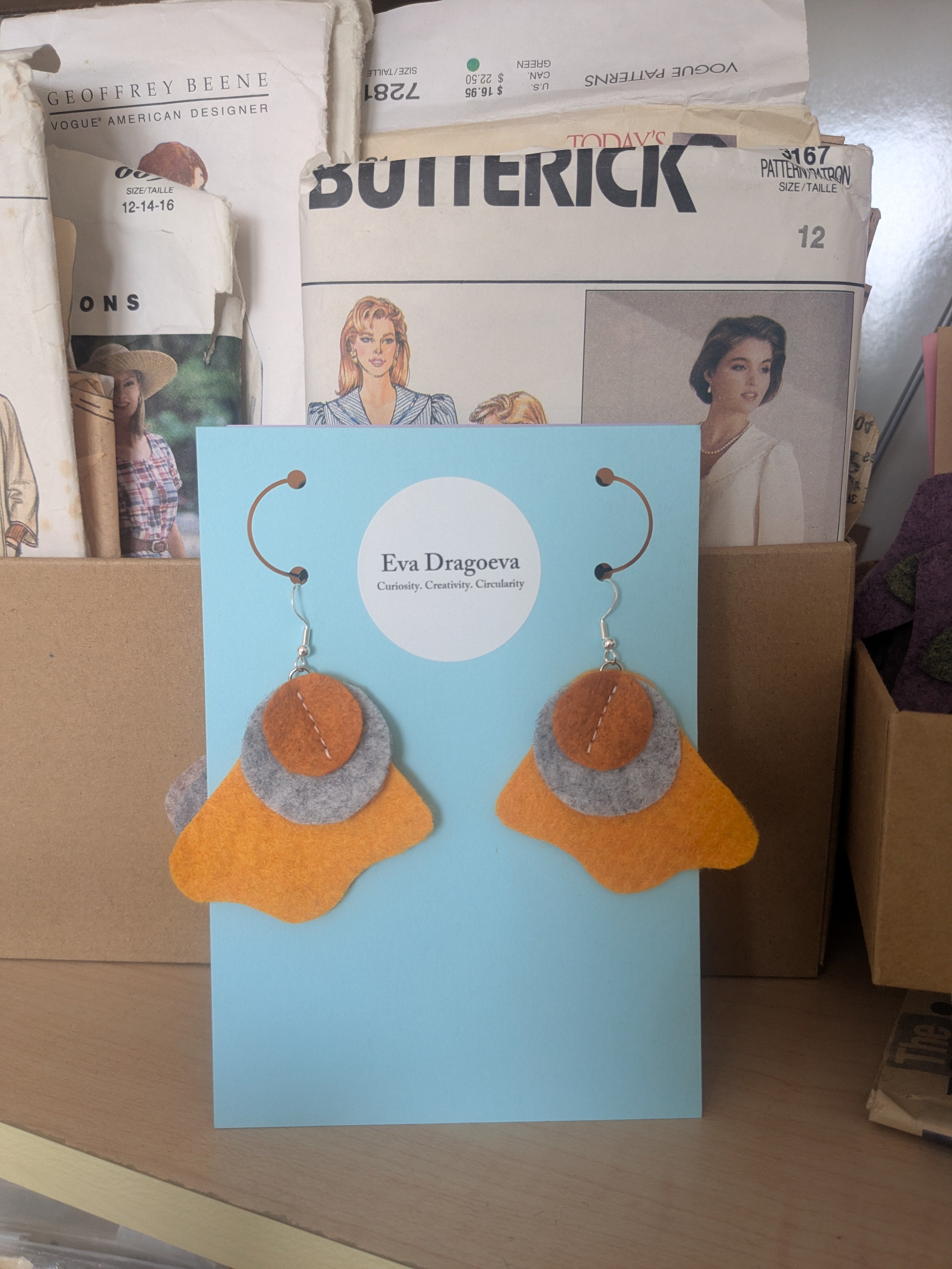 Small shell felt earrings
