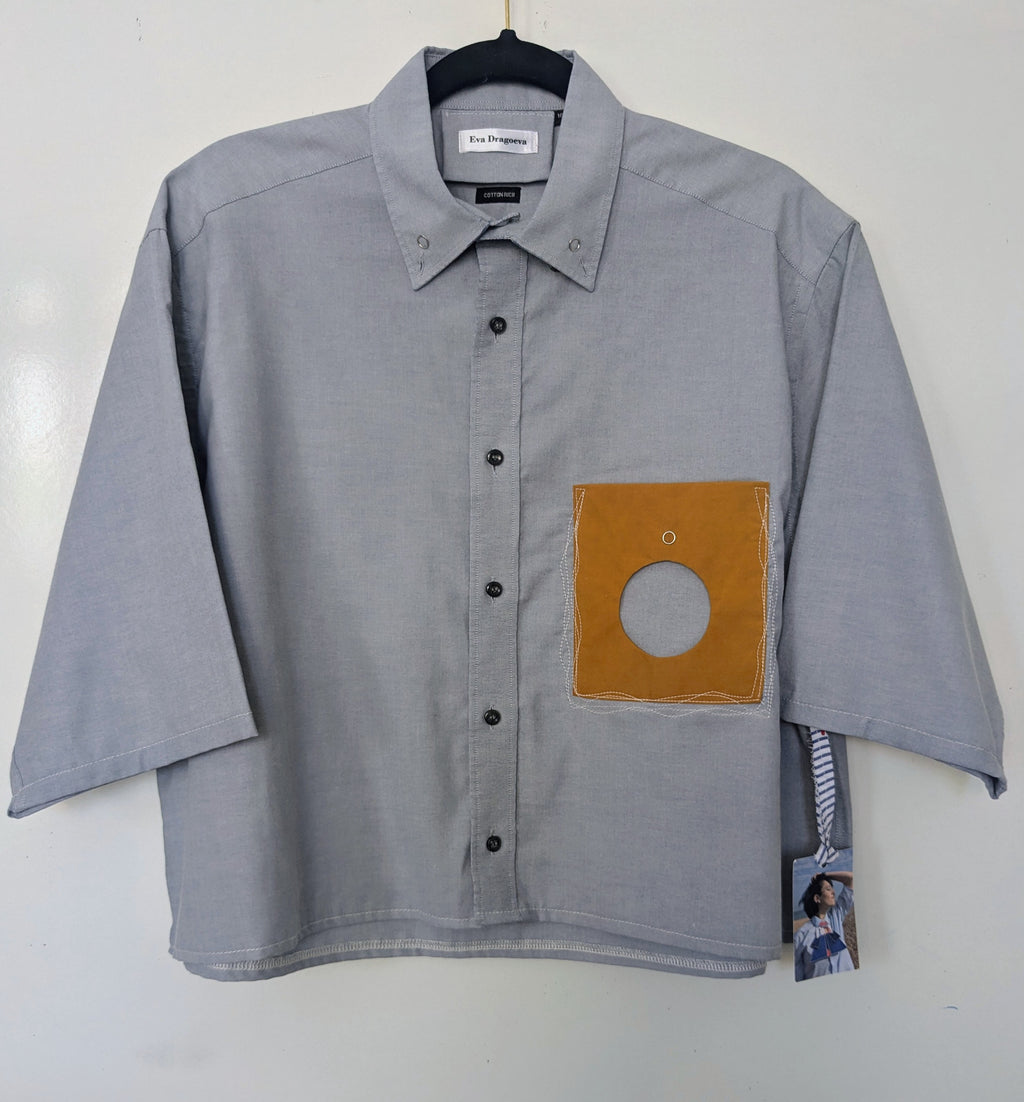 Upcycled cropped light grey shirt with a cool geometric pocket
